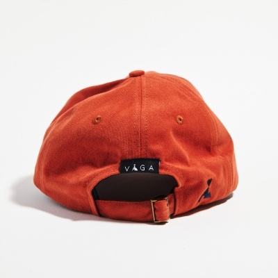Boné laranja visto de trás com etiqueta VÁGÁ
