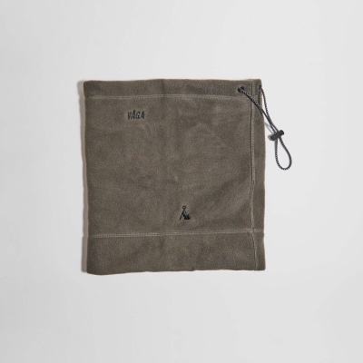 Cachecol polar cinza esverdeado com cordão e bordados pretos