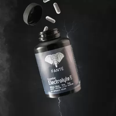 Frasco preto de suplementos com cápsulas brancas e rótulo azul escuro com elefante e texto branco