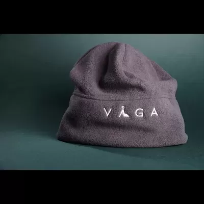 Gorro polar cinza com texto VIRGA bordado branco