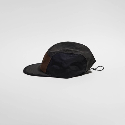 Boné desportivo preto, castanho e cinza com pala preta e cordão regulador.