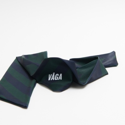 Cachecol verde escuro e preto com texto VÅGA