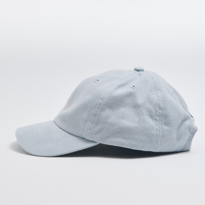 boné cinzento claro em tecido com seis painéis