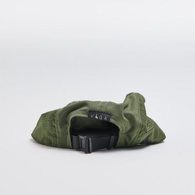 Bolsa ou pochete verde com fecho preto e etiqueta VAGA sobre fundo branco