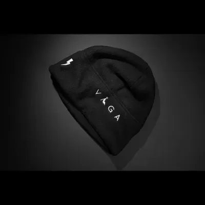 Gorro preto com bordado branco 'VAGA' sobre fundo escuro