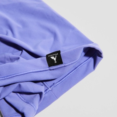 Tecido lilás com etiqueta preta e costura detalhada