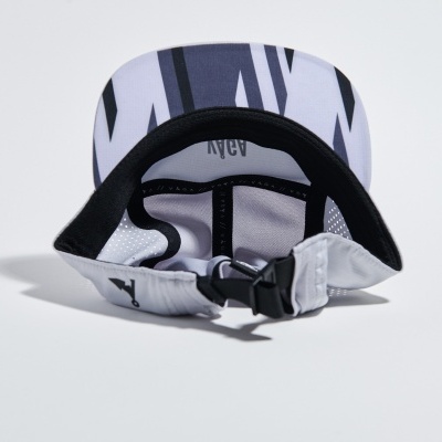 Boné ajustável em tecido cinzento claro com padrão geométrico