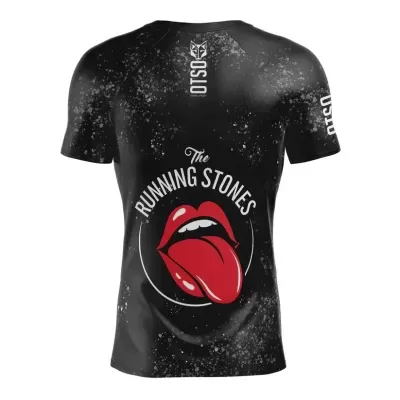 Camiseta preta com logotipo vermelho de boca com língua de fora e texto branco The Running Stones