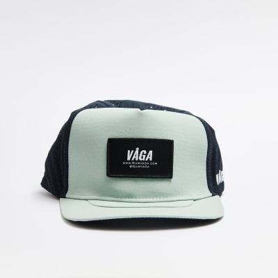 Boné snapback verde claro com malha preta e rótulo VÁGA THE SURF CLUB