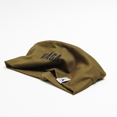 Touca de malha castanha com texto 'VAGA' e etiqueta branca