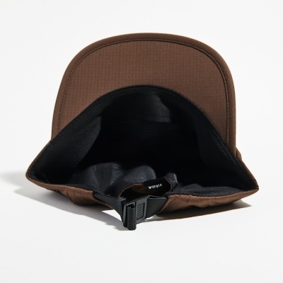 Boné castanho com interior preto e fecho ajustável