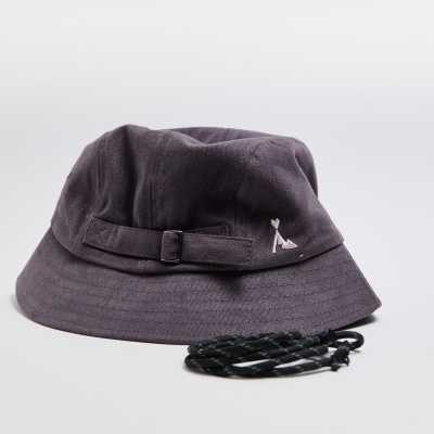 Chapéu pescador roxo com fita e cordão preto trançado