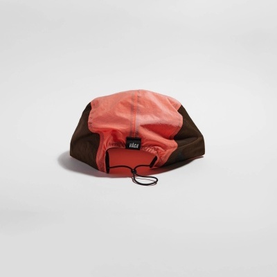 Boné desportivo castanho e salmão com etiqueta VÁGA e cordão elástico preto