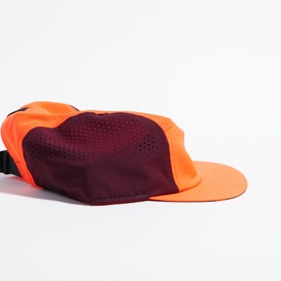 Boné desportivo laranja e vinho com aba plana