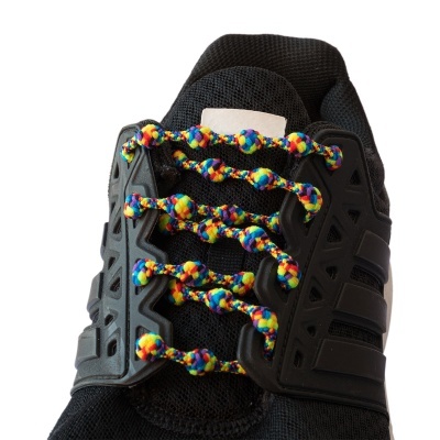 Tênis preto com atacadores trançados coloridos