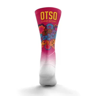 Meia desportiva branca e rosa com padrões florais e texto amarelo