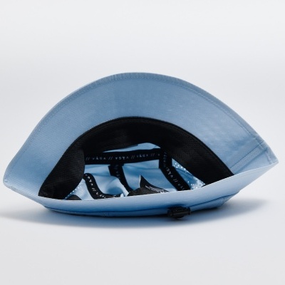 VÅGA FEATHER BUCKET HAT - PASTEL BLUE / BLACK