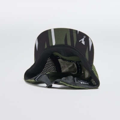 Boné em verde-oliva e preto visto de trás com aba e forro de tecido perfurado