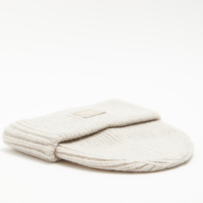 Luva esfoliante branca com textura almofadada em fundo branco