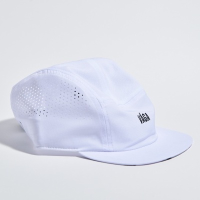 Boné branco com logo preto 'ilhas' colocado sobre superfície branca