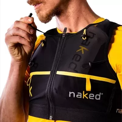 Colete desportivo preto e amarelo com texto 'naked'