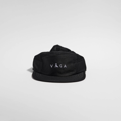 Boné preto com a palavra VAGA bordada em branco