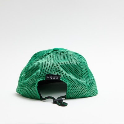 Boné verde em malha com ajuste de fita preta e etiqueta 'VAGA' na parte de trás