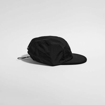 Boné preto com aba reta e cordão ajustável