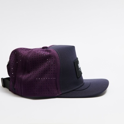 Boné desportivo azul escuro e roxo perfurado com aba plana