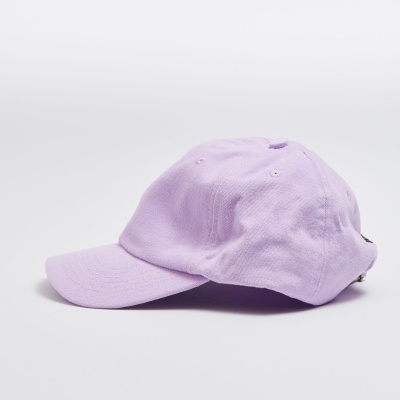 Boné lilás de tecido com seis painéis, visto de lado sobre fundo branco