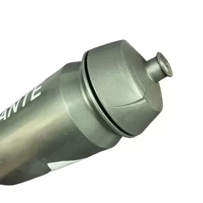 Tubo metálico prateado com tampa roscada e válvula