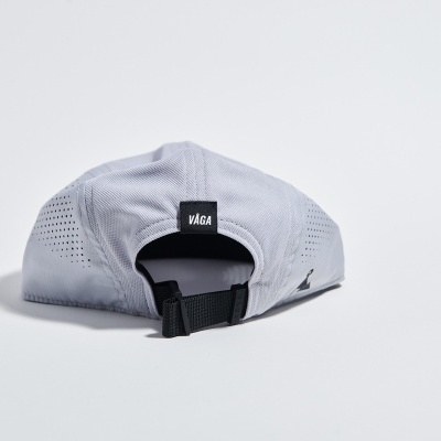 Boné cinza claro com etiqueta 'vågå' e fecho preto