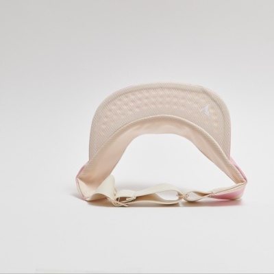 Visor de boné bege acolchoado sobre fundo branco