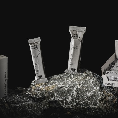 Produtos Fante Sensory em saquetas e caixas sobre pedra escura