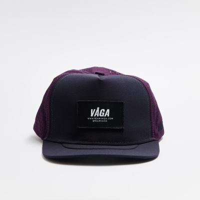 Boné trucker preto e roxo com etiqueta VÁGA