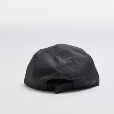 Boné preto em tecido com fecho ajustável de plástico preto