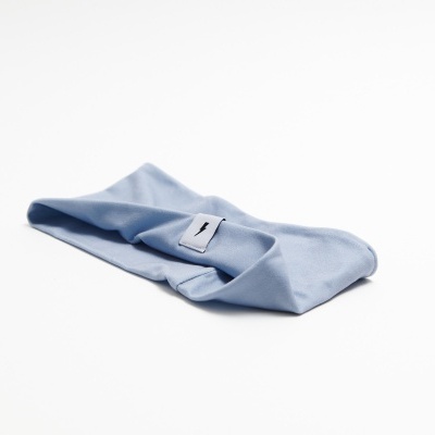 Faixa de cabelo azul claro em tecido com etiqueta