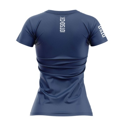 Camiseta desportiva azul escura com texto branco OTSO e logótipo de lobo