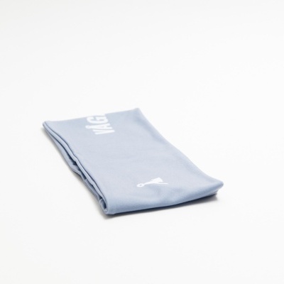 Pano azul claro dobrado com texto branco 'Figh' e símbolo branco sobre fundo branco