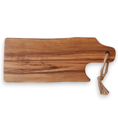 Tábua de corte de madeira com cabo e corda em fundo preto