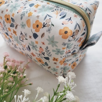 Necessaire bordado floral verde