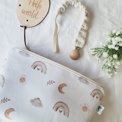 Necessaire arco-íris e nuvens