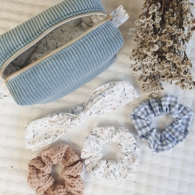 Scrunchies azuis e beges