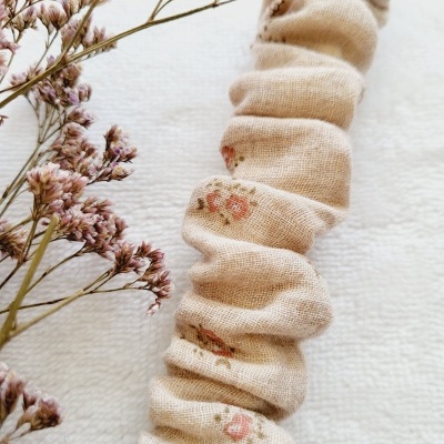 Fita chupeta floral bege linho