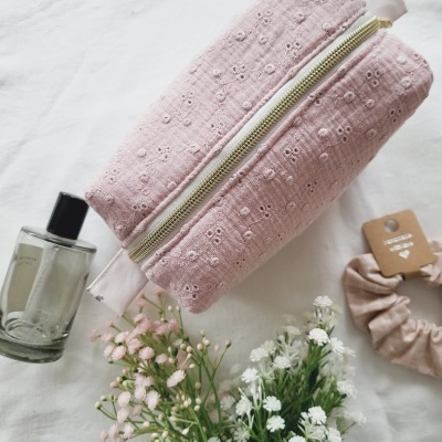 Necessaire bordado inglês malva