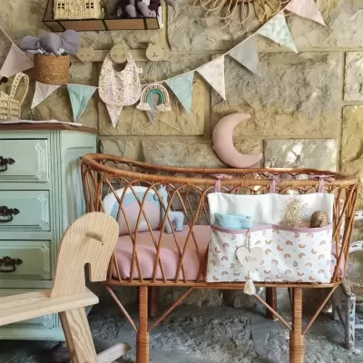 Organizador de berço arco-íris pastel