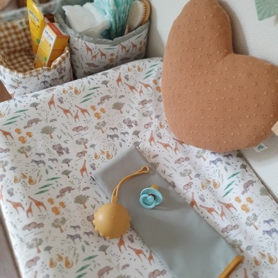 Almofada coração mostarda em bordado inglês