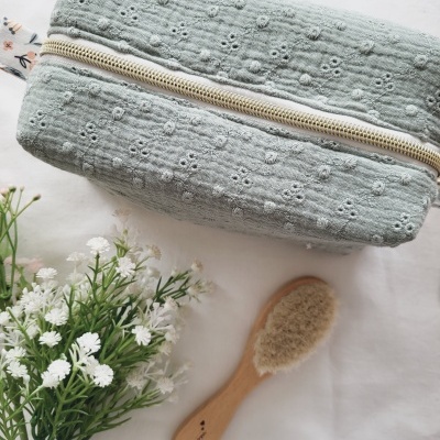 Necessaire bordado inglês verde