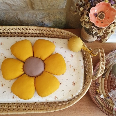 Almofada flor mostarda