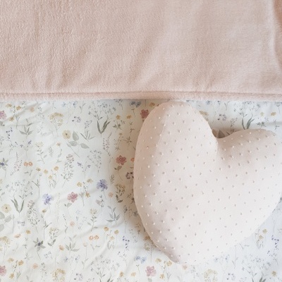 Almofada coração rosa em plumeti